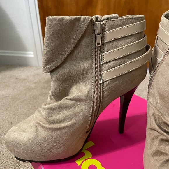 Charlotte Russe Mesa Buckle Heel Zipper Booties Light Taupe Suede Women’s 6 NWT - Picture 2 of 4